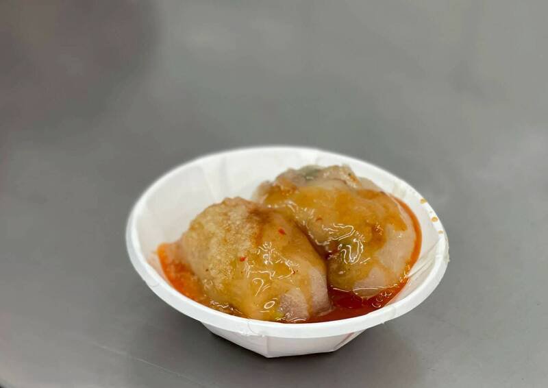 新竹市靠近大远百西门街附近的一家老字号肉圆店出事了，传老板「持利器逼妻」，且违反保护令被上铐带走。（记者洪美秀翻摄）