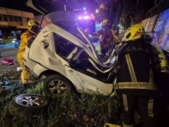 休旅车撞烂画面曝!台9线花莲吉安撞路树再撞墙 6人受困获救