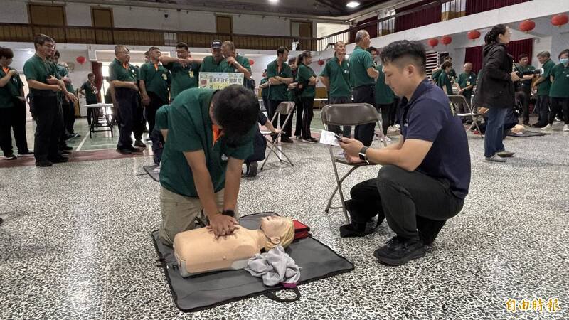 CPR操作。（记者杨金城摄）