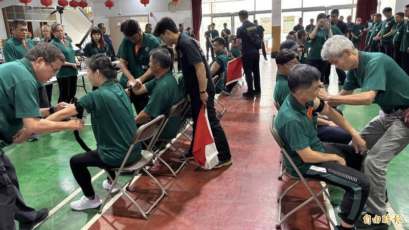 止血带包扎。（记者杨金城摄）