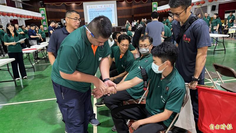 止血带包扎后还要量测脉搏。（记者杨金城摄）