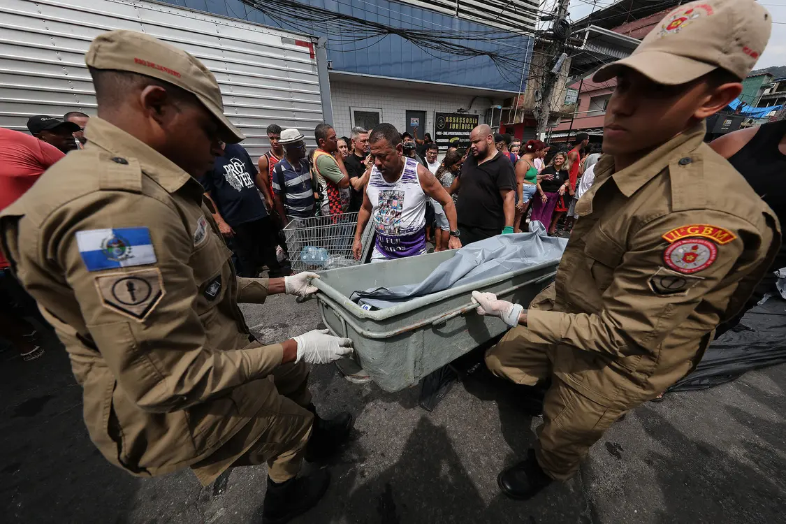 ▲10月29日，消防员搬运在林中发现的尸体 图据视觉中国