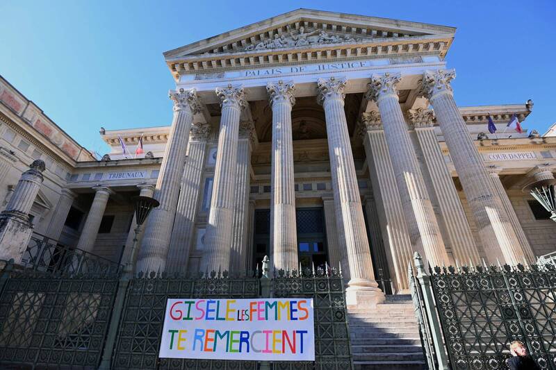 支持者在法国法院外挂布条，向毕立可案受害妻子致敬。（路透档案照）