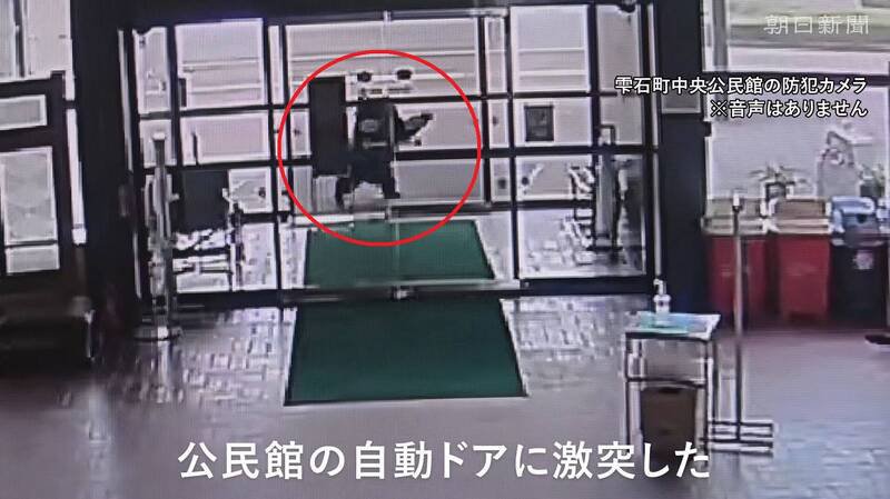 岩手县雫石町今（30）日上午惊传一只亚洲黑熊闯入市区后，高速冲撞当地社区活动中心的大门，造成门框凹损、玻璃出现裂痕后逃离现场。（图撷取自「朝日新闻」YouTube）
