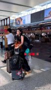 张柏芝机场扛包照刷屏,打了多少“巨婴”明星的脸?