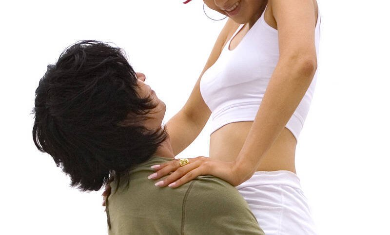 卢姓女子误信余男旧身分证上配偶栏位「空白」，傻爱人夫被抓奸在床。（情境照）