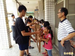 树人国小毕典 艺术墙揭幕传承版画精神