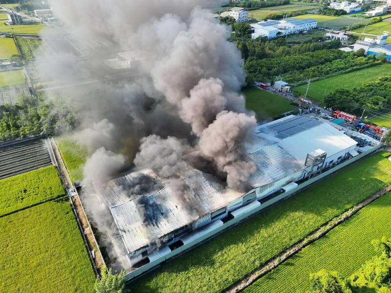 永靖帆布工厂起火，黑烟直窜天际。（民众提供）