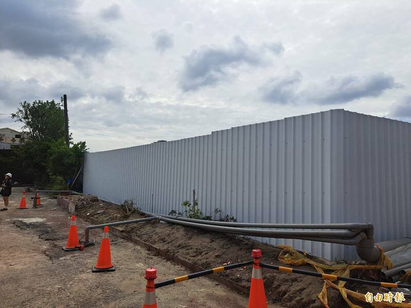 新竹市东大路四段富宇建设天阔建案地下室开挖导致邻近民宅倾斜，今天持续低压灌浆抢险。（记者洪美秀摄）