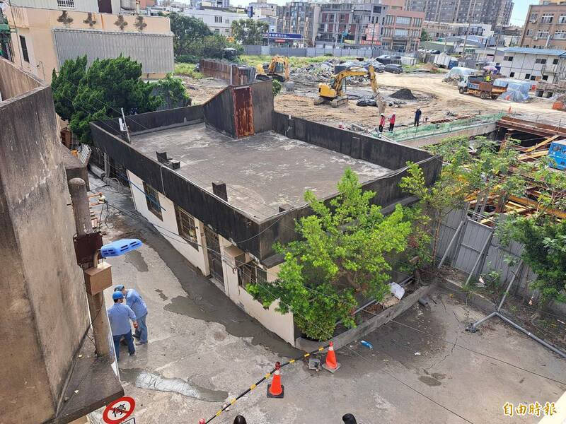 新竹市东大路四段富宇建设天阔建案地下室开挖导致邻近民宅倾斜，今天持续低压灌浆抢险。（记者洪美秀摄）