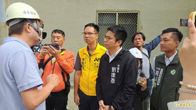 新竹市东大路四段富宇建设天阔建案地下室开挖导致邻近民宅倾斜，建商代表也向民代说明目前抢救进度与后续处理方式。（记者洪美秀摄）