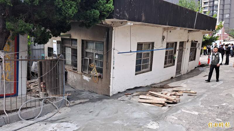 新竹市东大路四段富宇建设天阔建案地下室开挖导致邻近民宅倾斜，今天持续低压灌浆抢险。（记者洪美秀摄）