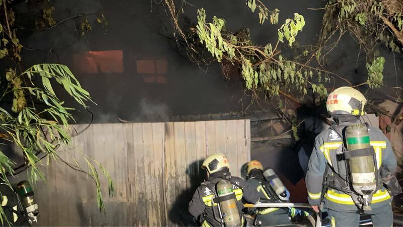 消防员到场救援。（记者王冠仁翻摄）