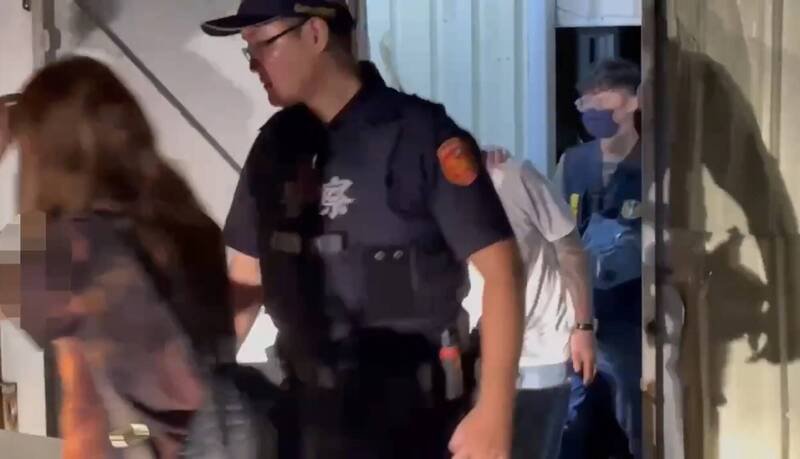高雄歇业小吃部变身越籍毒趴KTV，警攻坚逮38名越南籍男女。（民众提供）