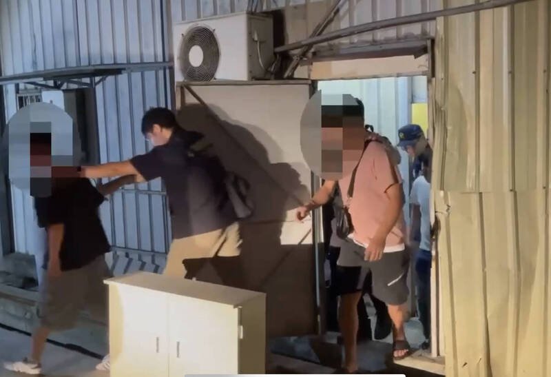 高雄歇业小吃部变身越籍毒趴KTV，警攻坚逮38人。（民众提供）