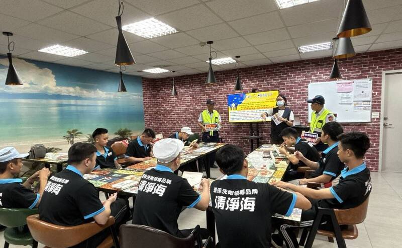 平镇警分局前进平镇工业区针对移工举办法治宣导活动，呼吁移工切勿当诈骗集团提款车手而触法。（警方提供）