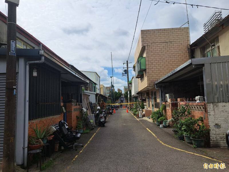 新竹市东大路因建商开挖地下室造成民宅倾斜及损害。（记者洪美秀摄）