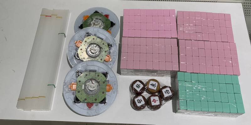 警方查扣赌具。（记者王冠仁翻摄）