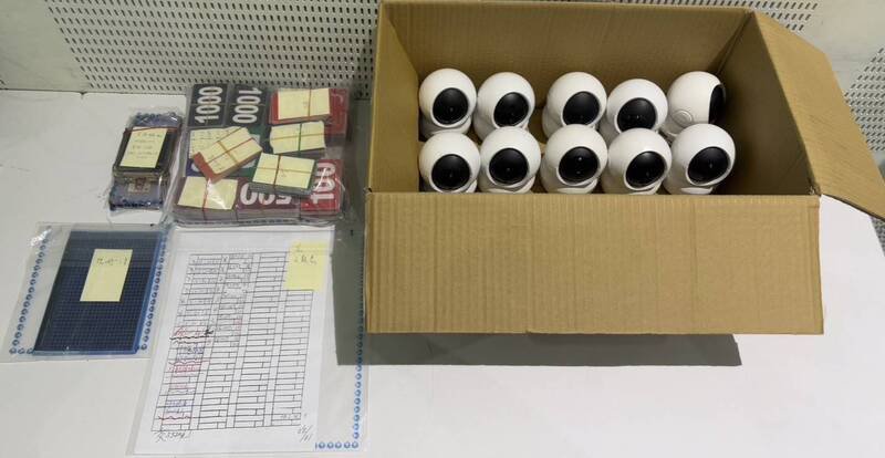 警方查扣监视器镜头。（记者王冠仁翻摄）