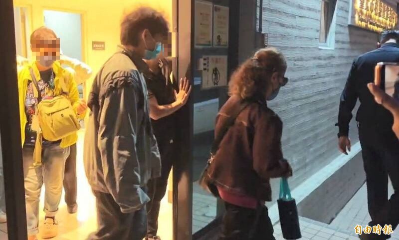 曾母及胞兄等家属不发一语离去。（记者陆运锋摄）