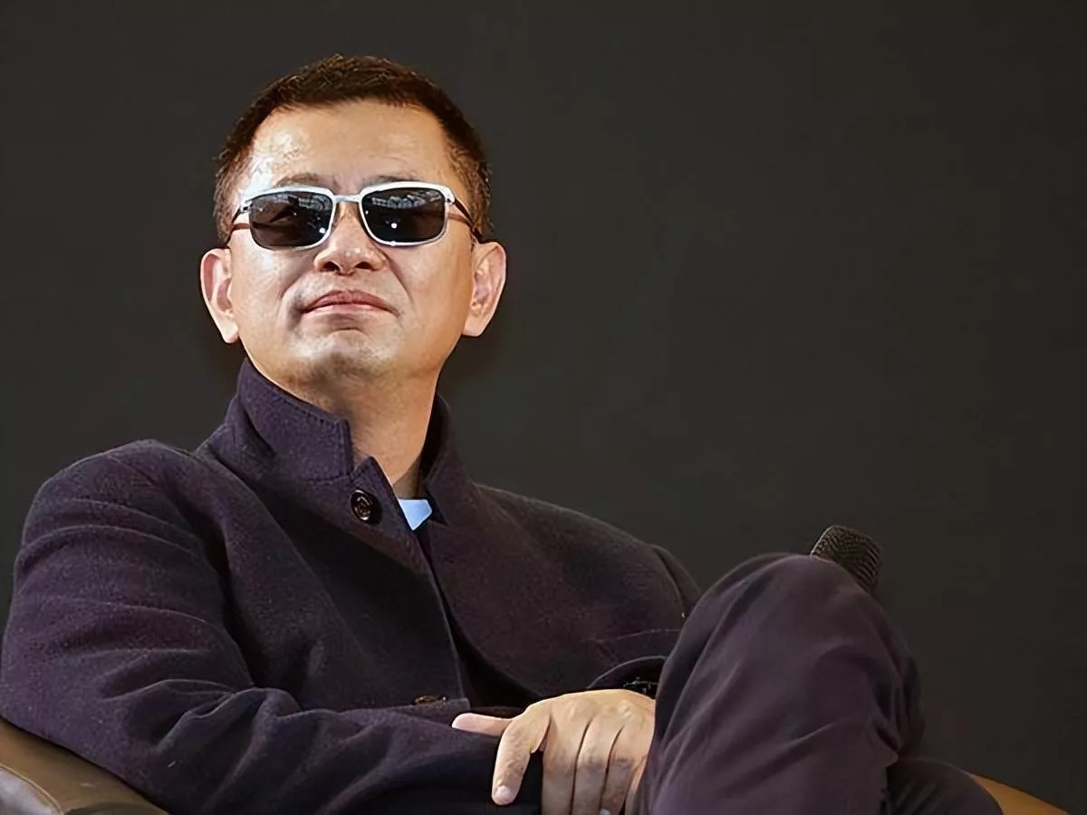 王家卫评论区沦陷！跟秦雯调情还曾让女配音员舔手