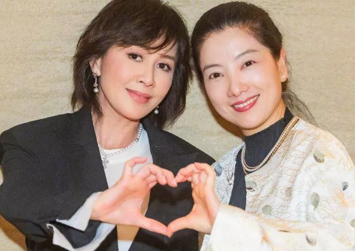 刘嘉玲晒同学50年后合影,被吐槽不如同学自然