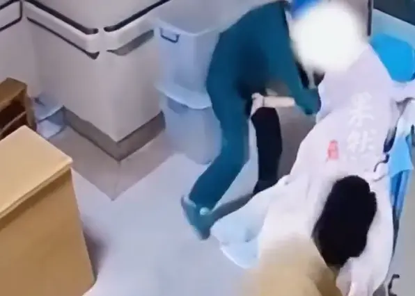 新生儿转运坠车骨折，涉事医院近期违规被罚