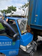 联结车停红灯被追撞 小货车头变形驾驶一度受困