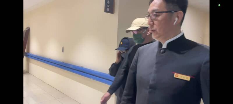 台北市信义区豪宅25日发生双尸命案，检警今天下午会同法医对2人遗体进行解剖，陈男的父母到场。（记者陆运锋翻摄）