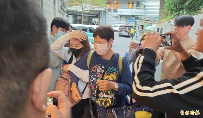 曾女母亲及亲友抵达殡仪馆。（记者陆运锋摄）