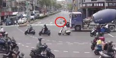 疑视线死角未注意  水泥预拌车辗断过马路妇人右腿