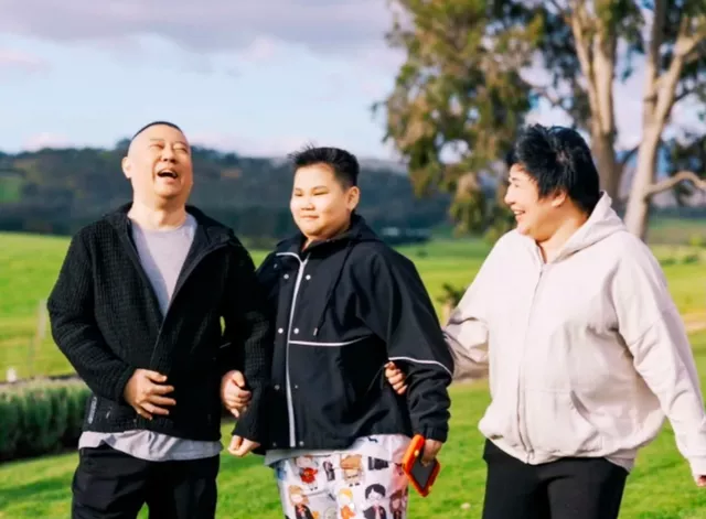 郭德纲带妻儿澳洲度假，大庄园挽手合照