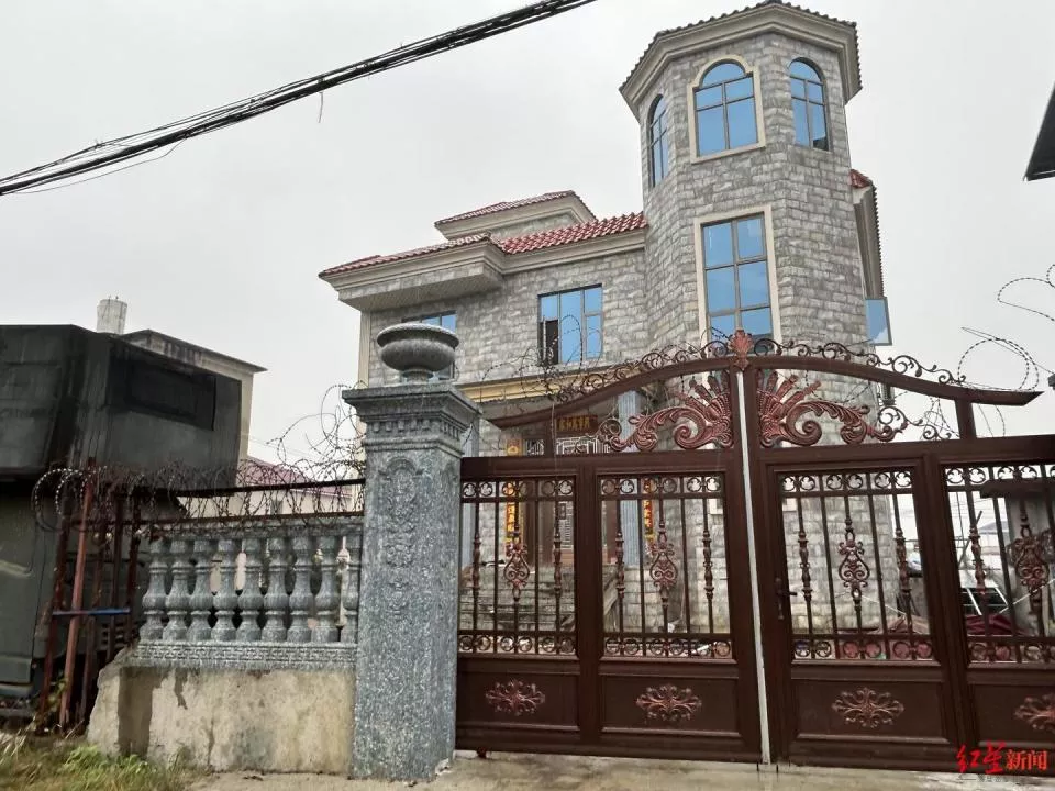 “网红被蛇咬放弃救治后失联”疑云:已被公安机关带走