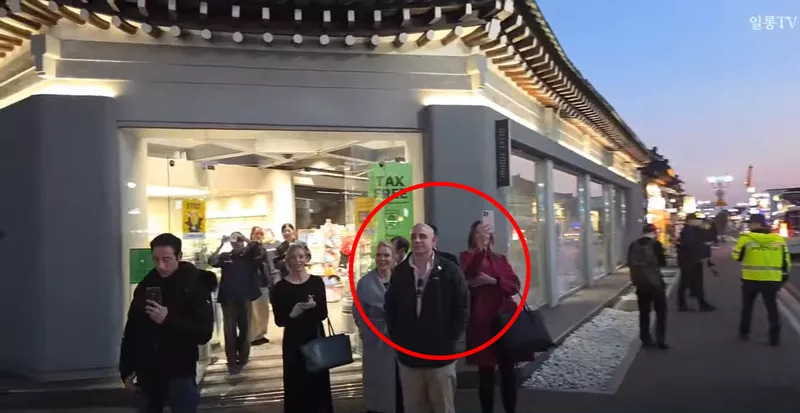 白宫“双美”现身韩国街头 偶遇示威游行...