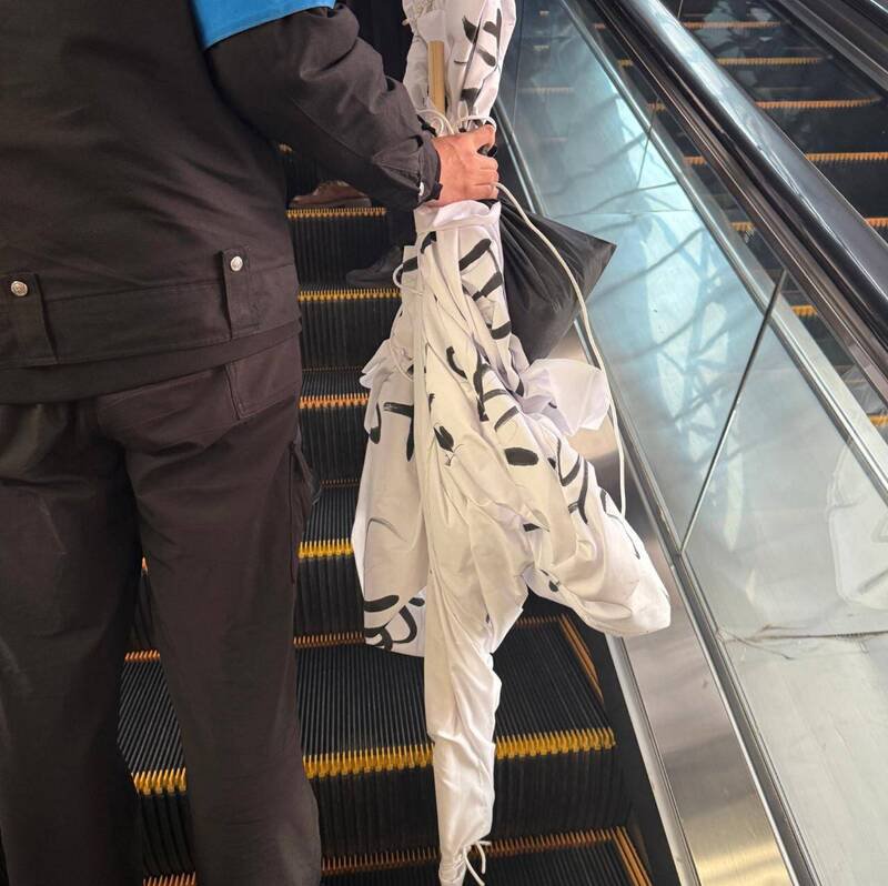 后续布条传已被没收。 （图撷取自「X」帐号「李老师不是你老师」）