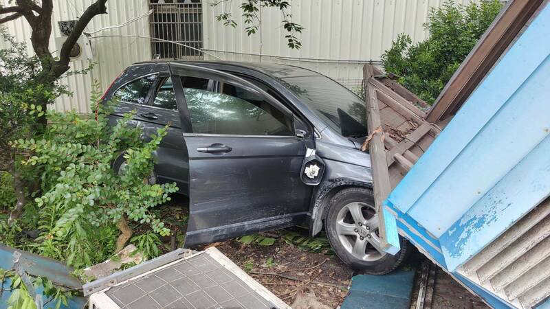 31岁越南籍男子NGUYEN VIET酒后肇事，还躲在草丛撞倒槟榔摊。（警方提供）