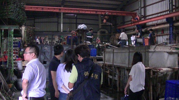 检警与环保人员进入工厂寻找暗管。（记者张瑞桢翻摄）