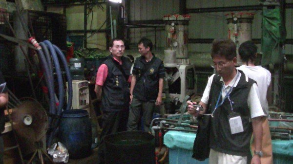 检警与环保人员进入工厂寻找暗管。（记者张瑞桢翻摄）