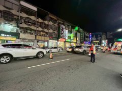 画面曝光!台中又见三宝违规穿越马路 煞车不及撞翻送医