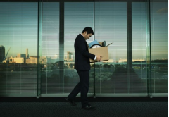 AI来袭 企业裁员潮揭职场新趋势