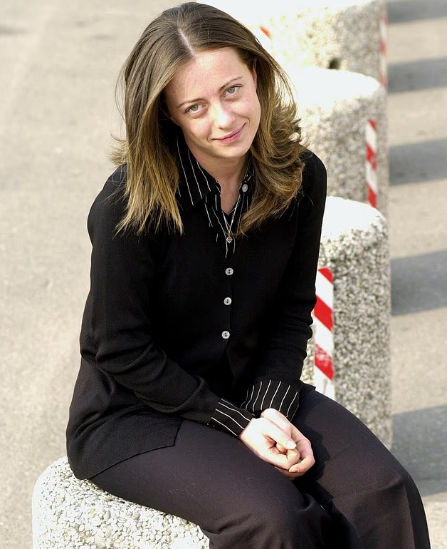 清纯干练，意女总理梅洛尼19岁时容颜曝光