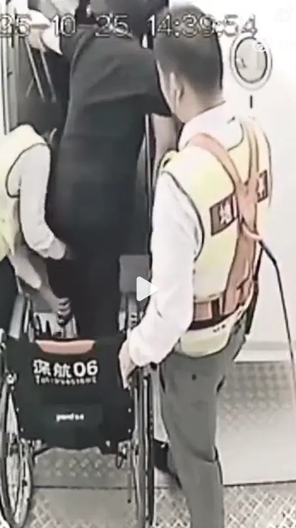 监控视频显示，郑智化在地勤搀扶下，撑着拐杖走进机舱。（互联网）