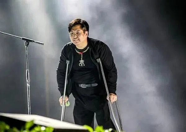 63岁的台湾歌手郑智化在两岁时患上小儿麻痹症，从此以轮椅代步。 （互联网）