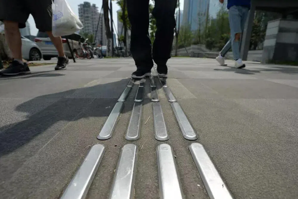 视障脱口秀演员黑灯曾吐槽，一些城市的不锈钢盲道雨后十分湿滑，走上去“跟溜冰没有任何区别”。（互联网）