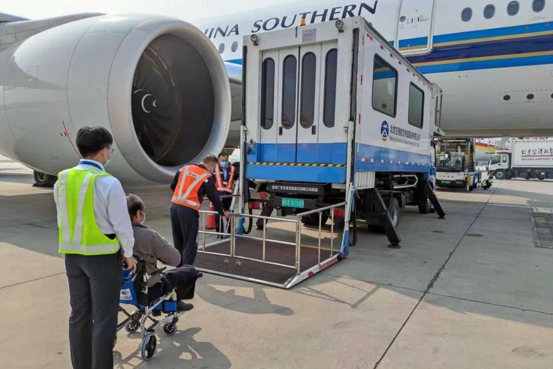 当飞机停在没有廊桥的远机位时，设备齐全的大机场通过升降车协助轮椅乘客进入机舱。（互联网）