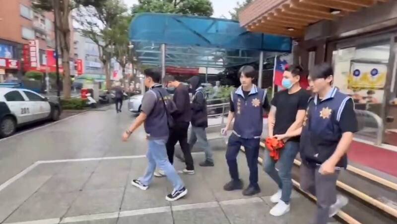 刘嫌（前）及张嫌（后）移送地检署侦办。（记者陆运锋翻摄）