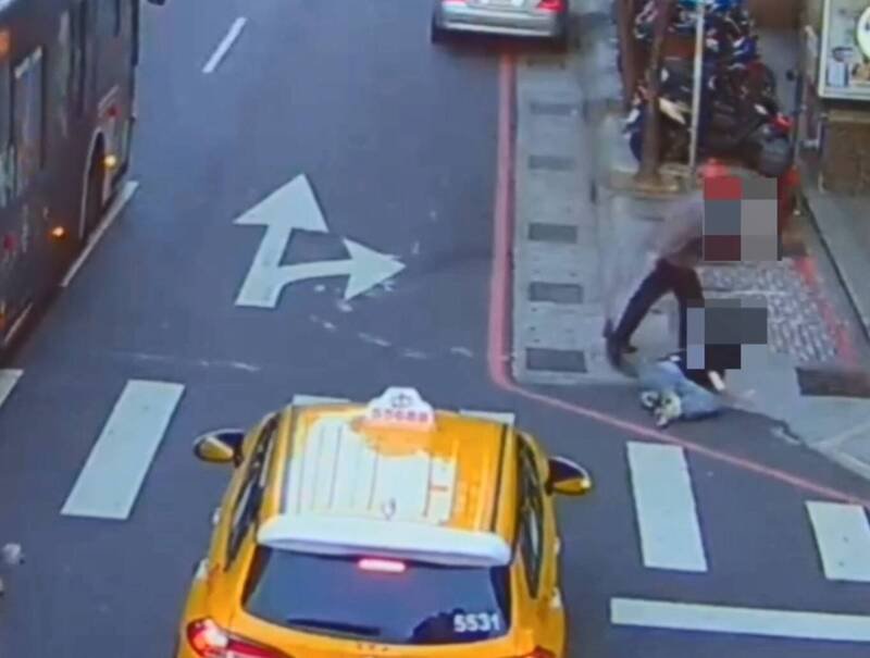 范女遭喷洒辣椒水后殴打，抢走身上配戴的金项链，警方原以为是一起随机抢夺案，经深入追查后，才发现是感情纠纷所引起。（记者陆运锋翻摄）