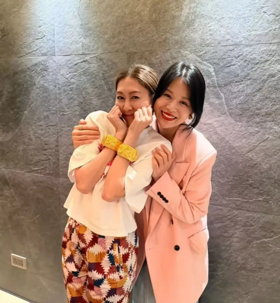 胡定欣晒胡杏儿新婚贺礼:999 纯金龙凤镯亮眼