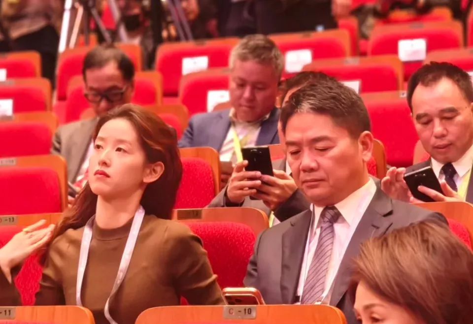 刘强东搀扶章泽天，女方态度冷淡疑似冷战