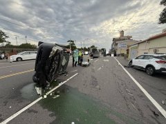 苗栗轿车失控偏移撞对向来车  结果「立筊」路中央